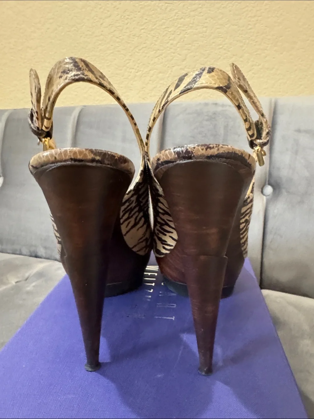 STUART WEITZMAN ZEBRA PLATFORM HEELS. - Picture 5 of 9